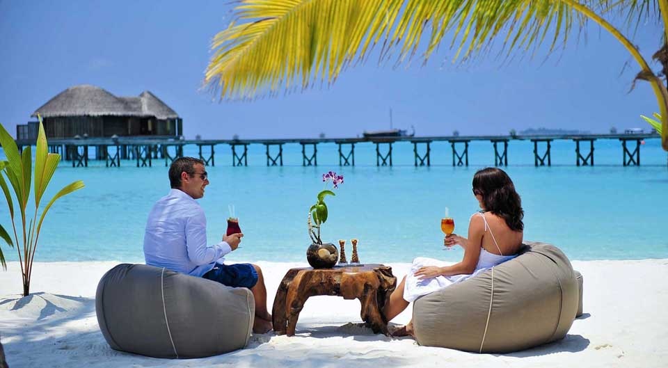 halaveli-beach-mauritius-couple halaveli-beach-mauritius-couple