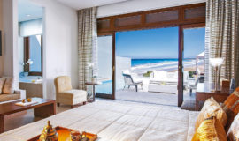 Creta beach villa с бассейном