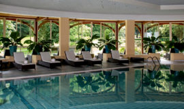 Бассейн Evian Resort
