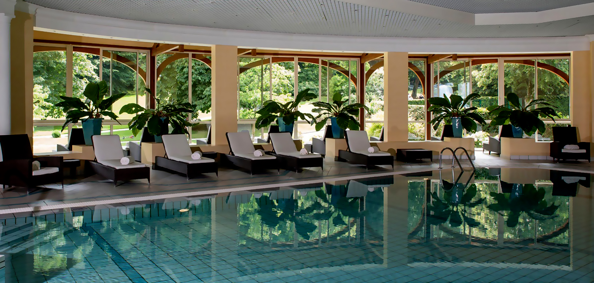 Бассейн Evian Resort